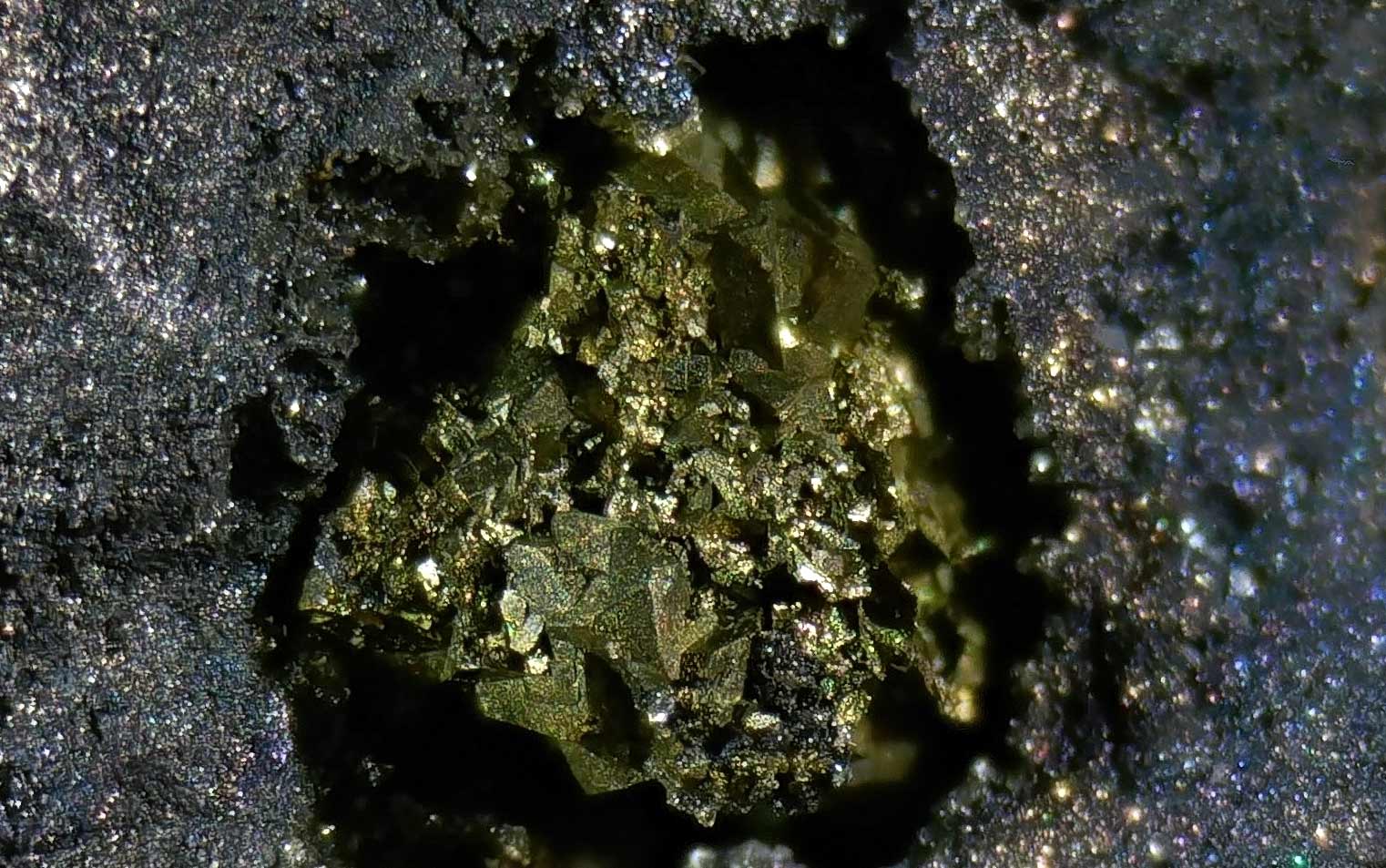 Pyrit kaufen: Goldener Kristall für Schutz und Energie