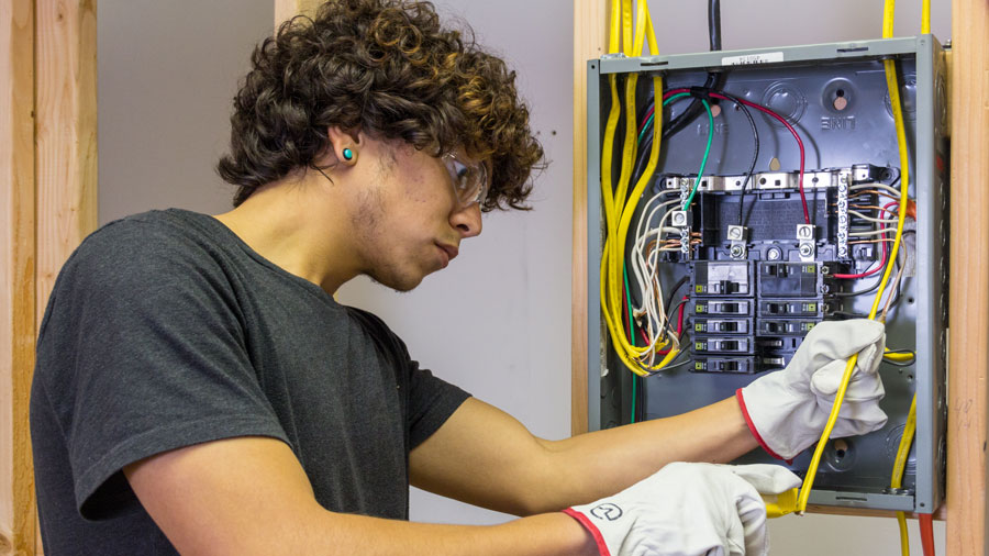 Prüfung elektrischer Anlagen: Wichtige Normen und Richtlinien
